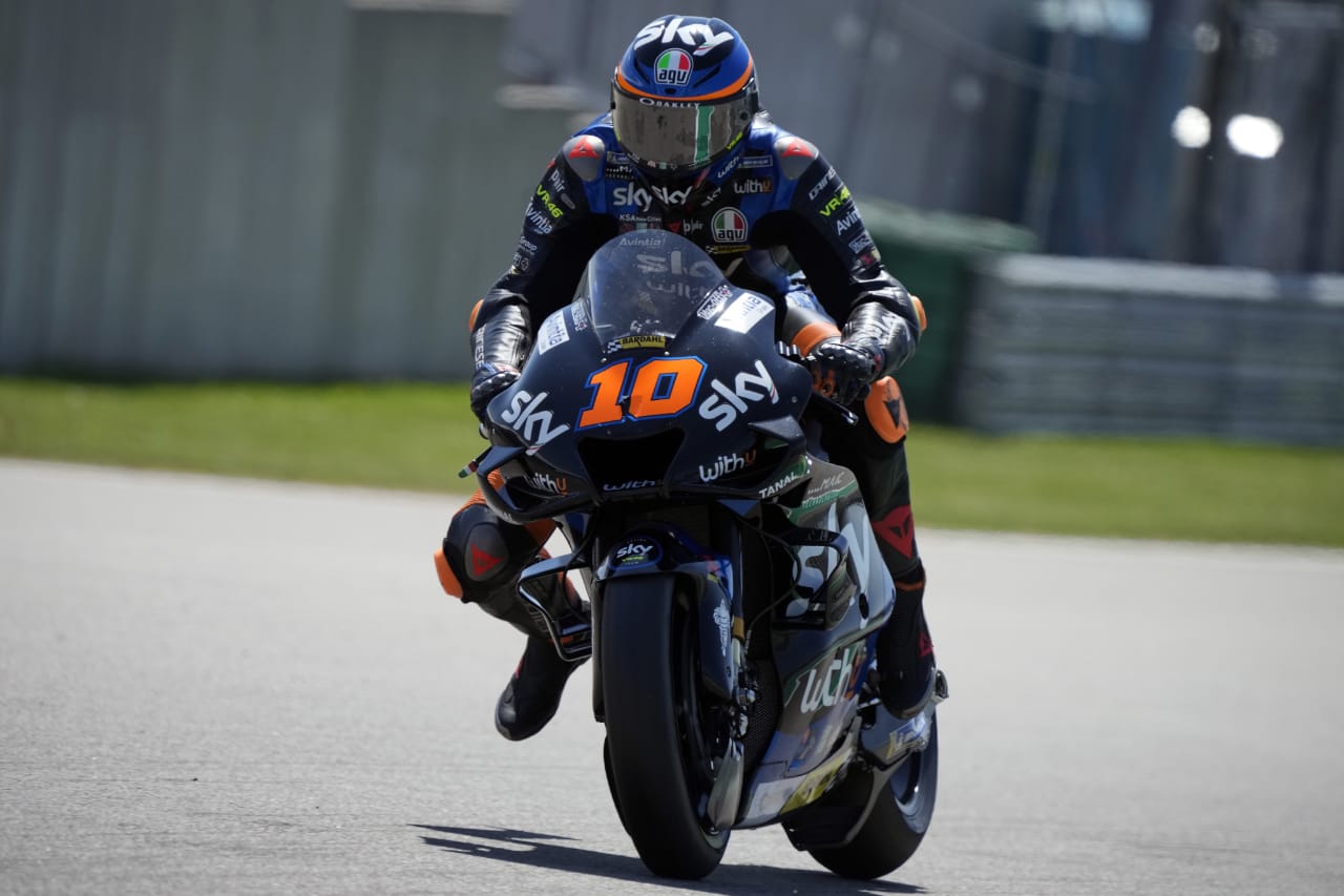 Langkah tim asuhan Valentino Rossi, VR46 semakin tak terhentikan usai menggandeng tunggangan sangar, Ducati. (foto: twitter.com/SkyRacingTeam) Langkah tim asuhan Valentino Rossi, VR46 semakin tak terhentikan usai menggandeng tunggangan sangar, Ducati. (foto: twitter.com/SkyRacingTeam)