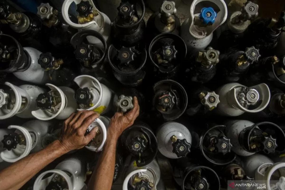 Pekerja menata tabung oksigen medis di salah satu agen isi ulang oksigen, Bandung, Jawa Barat, Kamis (24/6/2021). (FOTO: ANTARA/NOVRIAN ARBI) Pekerja menata tabung oksigen medis di salah satu agen isi ulang oksigen, Bandung, Jawa Barat, Kamis (24/6/2021). (FOTO: ANTARA/NOVRIAN ARBI)