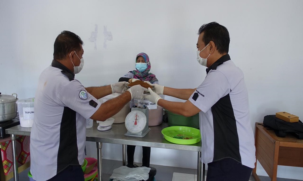 Pelatihan Pakan Ikan Mandiri untuk masyarakat yang digelar di Nusa Tenggara Timur. (dok BRSDM KKP) Pelatihan Pakan Ikan Mandiri untuk masyarakat yang digelar di Nusa Tenggara Timur. (dok BRSDM KKP)