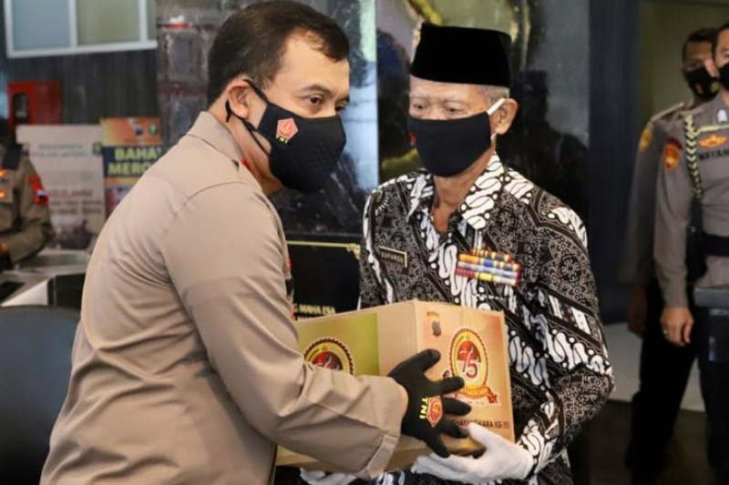 Polda Jateng bagikan sembako ke warga terdampak pandemi covid-19. Foto: ANTARA Polda Jateng bagikan sembako ke warga terdampak pandemi covid-19. Foto: ANTARA