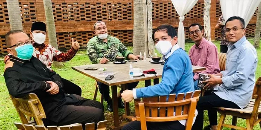 Reunian para pejabat anggota TKN Jokowi di tengah lonjakan kasus covid-19 menuai banyak kritikan. Foto: Twitter.com @AntoniRaja Reunian para pejabat anggota TKN Jokowi di tengah lonjakan kasus covid-19 menuai banyak kritikan. Foto: Twitter.com @AntoniRaja