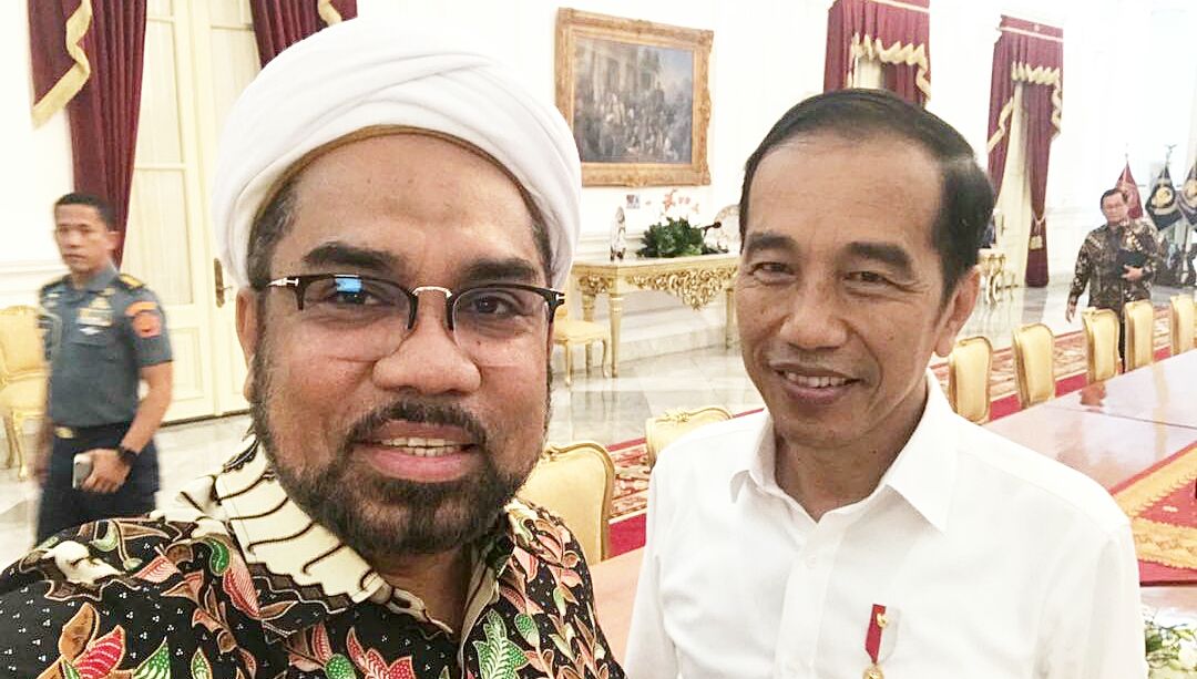 Ali Ngabalin (kiri) dan Presiden Jokowi (kanan). Foto: Instagram @ngabalin. Ali Ngabalin (kiri) dan Presiden Jokowi (kanan). Foto: Instagram @ngabalin.
