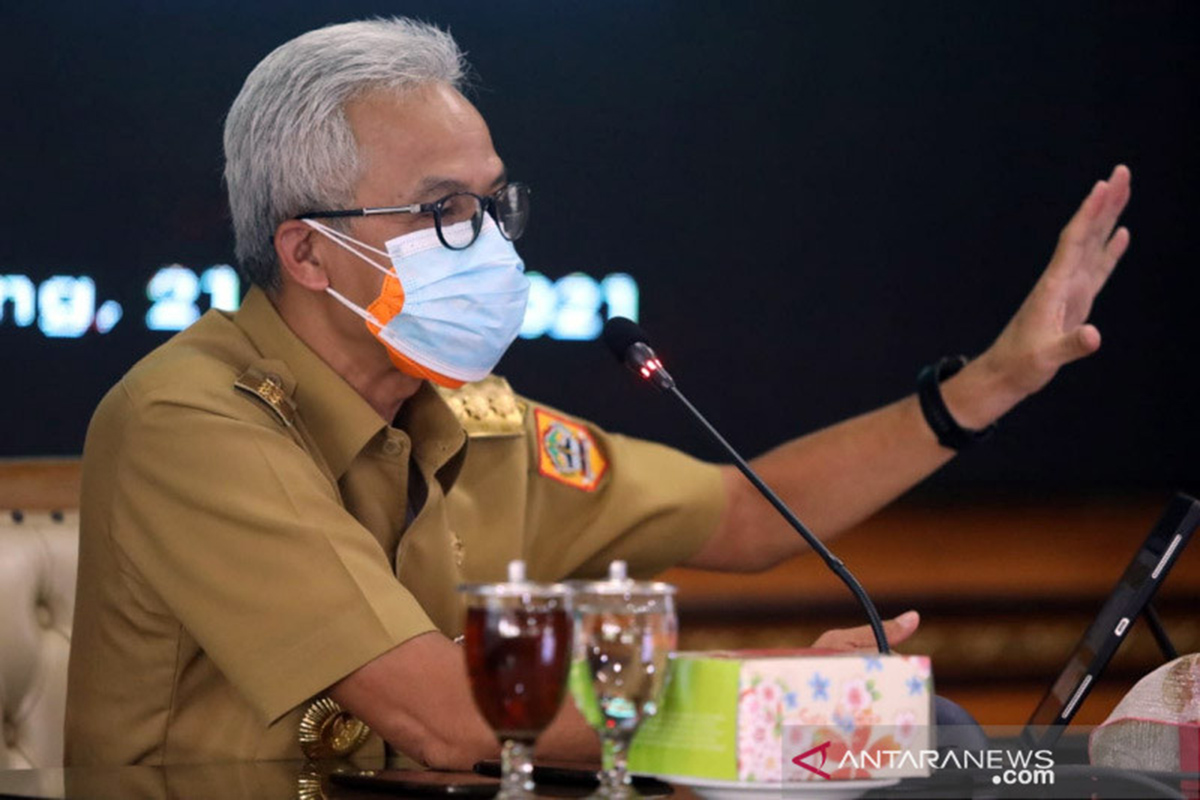 Gubernur Jawa Tengah Ganjar Pranowo saat memimpin rapat penanganan COVID-19 bersama seluruh kepala daerah se-Jateng secara daring, Senin (21/6/2021). (FOTO: ANTARA/HO-Humas Pemprov Jateng/am) Gubernur Jawa Tengah Ganjar Pranowo saat memimpin rapat penanganan COVID-19 bersama seluruh kepala daerah se-Jateng secara daring, Senin (21/6/2021). (FOTO: ANTARA/HO-Humas Pemprov Jateng/am)