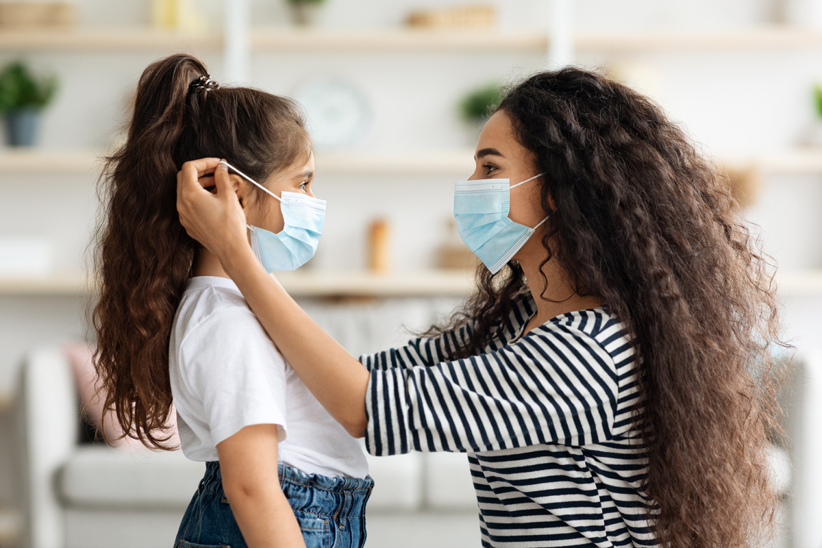 Ilustrasi ibu dan anak memakai masker untuk mencegah virus corona (covid-19) varian delta. Foto: Prostock-Studio/Elementsenvato Ilustrasi ibu dan anak memakai masker untuk mencegah virus corona (covid-19) varian delta. Foto: Prostock-Studio/Elementsenvato