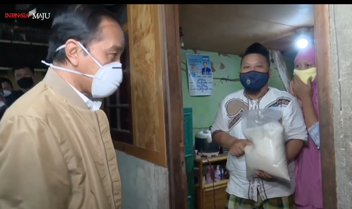 Presiden Jokowi blusukan membagikan sembako dan paket obat Covid-19 ke masyarakat di Sunter Agung. Foto: Instagram/jokowi Presiden Jokowi blusukan membagikan sembako dan paket obat Covid-19 ke masyarakat di Sunter Agung. Foto: Instagram/jokowi