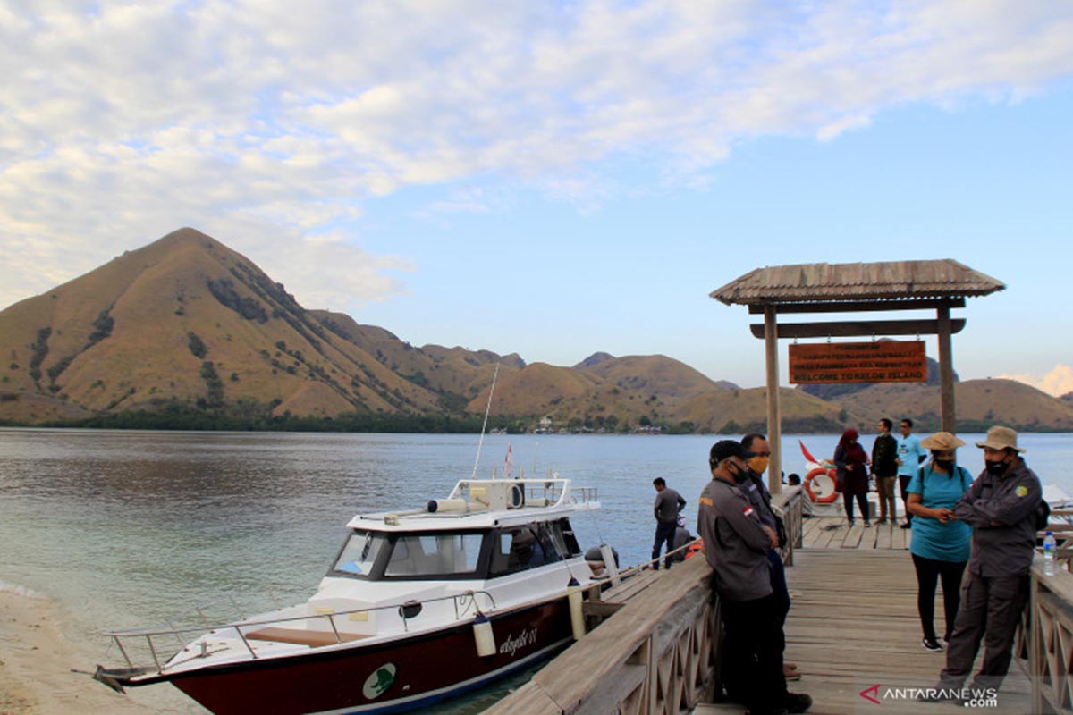 Petugas menggunakan masker berjaga di pintu masuk pintu masuk kawasan wisata Pulau Kelor di Taman Nasional (TN) Komodo, Manggarai Barat,NTT, Sabtu (18/07/2020). (FOTO: ANTARA/Kornelis Kaha) Petugas menggunakan masker berjaga di pintu masuk pintu masuk kawasan wisata Pulau Kelor di Taman Nasional (TN) Komodo, Manggarai Barat,NTT, Sabtu (18/07/2020). (FOTO: ANTARA/Kornelis Kaha)
