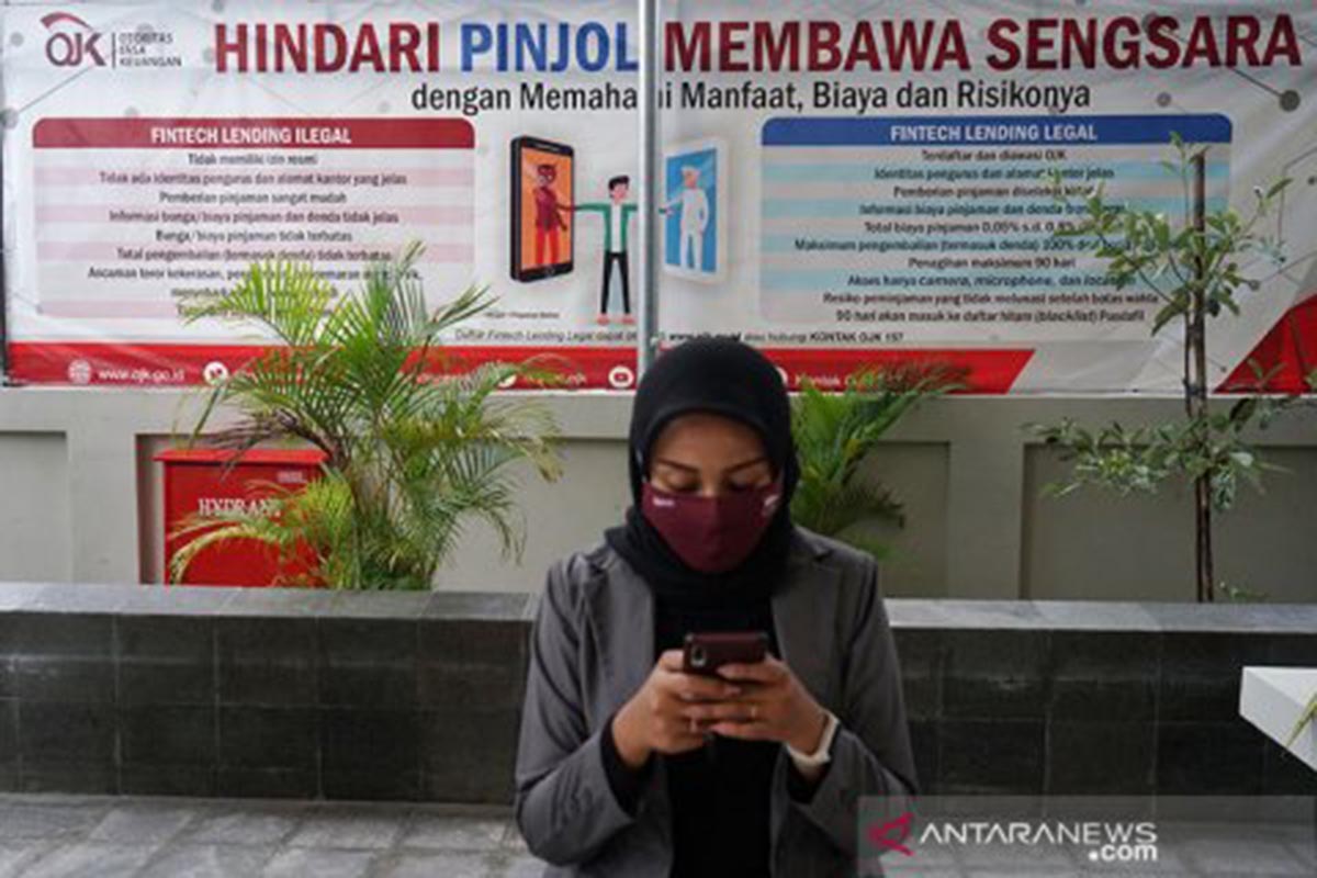 Warga berada di dekat poster edukasi waspada fintech ilegal di kantor Otoritas Jasa Keuangan (OJK) Yogyakarta, Rabu (4/11/2020). (FOTO: ANTARA FOTO/Andreas Fitri Atmoko/foc) Warga berada di dekat poster edukasi waspada fintech ilegal di kantor Otoritas Jasa Keuangan (OJK) Yogyakarta, Rabu (4/11/2020). (FOTO: ANTARA FOTO/Andreas Fitri Atmoko/foc)