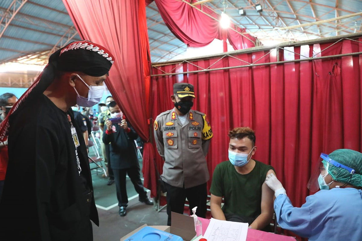 Gubernur Jawa Tengah Ganjar Pranowo mengunjungi tempat vaksinasi massal di GOR Tenis Indoor dr. Soetomo dan RSUD Cilacap, Kamis (22/7/2021). (FOTO: ANTARA/HO-Humas Pemprov Jateng) Gubernur Jawa Tengah Ganjar Pranowo mengunjungi tempat vaksinasi massal di GOR Tenis Indoor dr. Soetomo dan RSUD Cilacap, Kamis (22/7/2021). (FOTO: ANTARA/HO-Humas Pemprov Jateng)