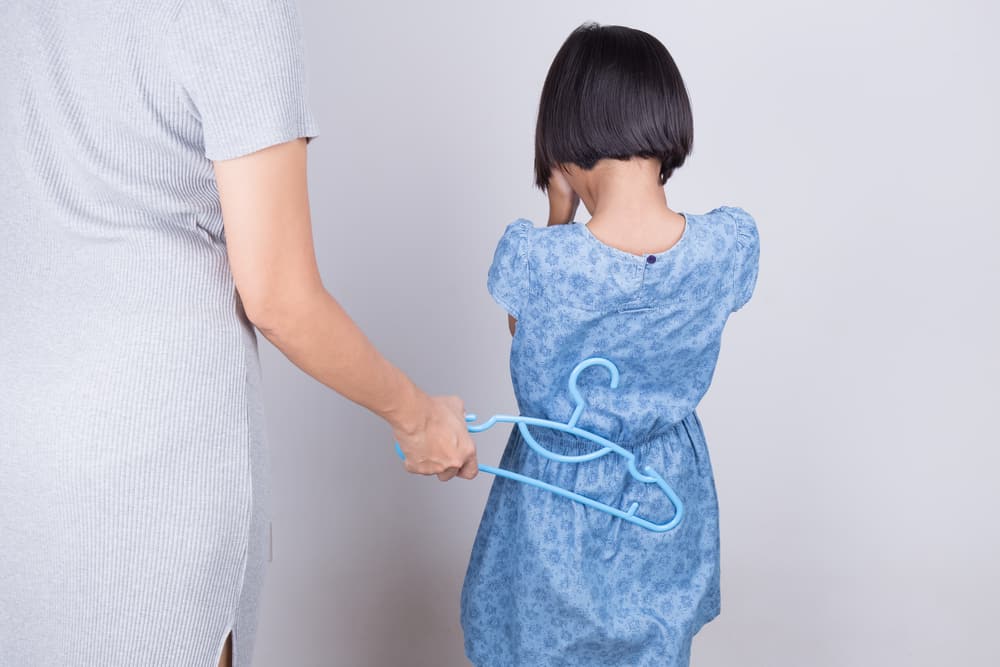 ilustrasi memukul anak. foto: shutterstock ilustrasi memukul anak. foto: shutterstock