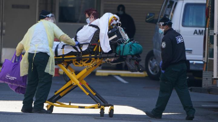 Ilustrasi pasien positif covid-19 dibawa petugas medis menuju ambulans di Manhattan, New York, beberapa waktu lalu. REUTERS/Carlo Allegri Ilustrasi pasien positif covid-19 dibawa petugas medis menuju ambulans di Manhattan, New York, beberapa waktu lalu. REUTERS/Carlo Allegri