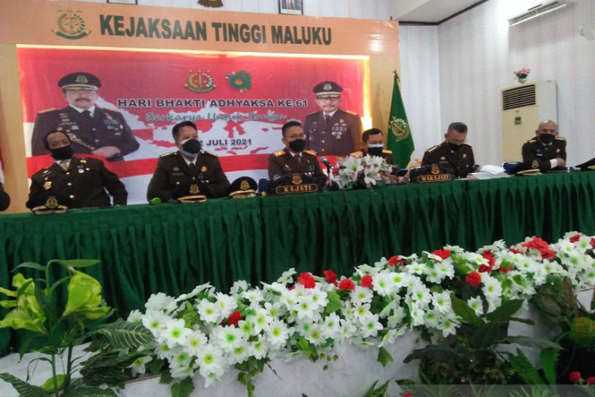 Kajaksaan Tinggi Maluku, Rorogo Zega, didampingi Wakil Kejaksaan Tinggi Maluku, Dr Undang Mugapol, dan para asisten memberikan keterangan pers, di Ambon, Maluku, Kamis (22/7). (FOTO: ANTARA/Daniel Leonard) Kajaksaan Tinggi Maluku, Rorogo Zega, didampingi Wakil Kejaksaan Tinggi Maluku, Dr Undang Mugapol, dan para asisten memberikan keterangan pers, di Ambon, Maluku, Kamis (22/7). (FOTO: ANTARA/Daniel Leonard)