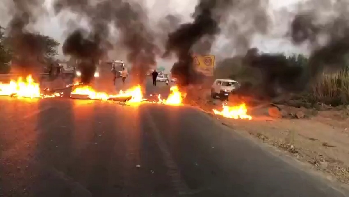 Para pedemo memblokir jalanan di provinsi Khuzestan akibat kriis air pada 17 Juli 2021. (Foto: Tangkapan Layar/ TImes of Israel) Para pedemo memblokir jalanan di provinsi Khuzestan akibat kriis air pada 17 Juli 2021. (Foto: Tangkapan Layar/ TImes of Israel)