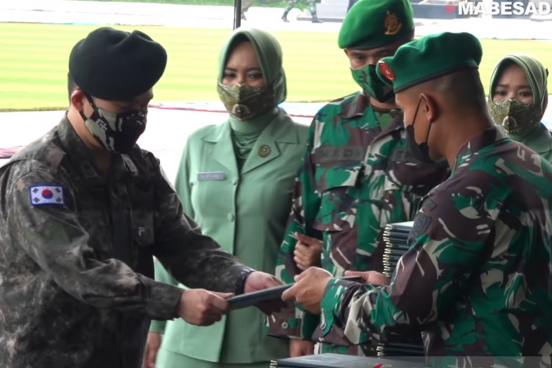 Tentara Nasional Indonesia (TNI) Angkatan Darat membuat seorang Mayor dari Korea Selatan terlena dibuatnya. (foto: Antara) Tentara Nasional Indonesia (TNI) Angkatan Darat membuat seorang Mayor dari Korea Selatan terlena dibuatnya. (foto: Antara)