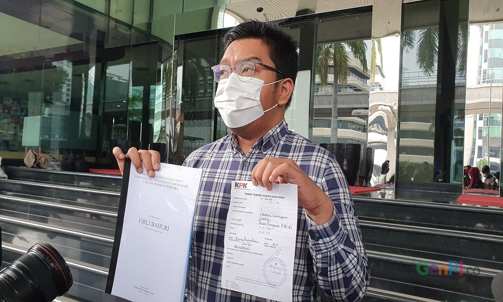 Peneliti ICW Kurnia Ramadana melaporkan Ketua KPK Firli Bahuri. FOTO: Panji Peneliti ICW Kurnia Ramadana melaporkan Ketua KPK Firli Bahuri. FOTO: Panji