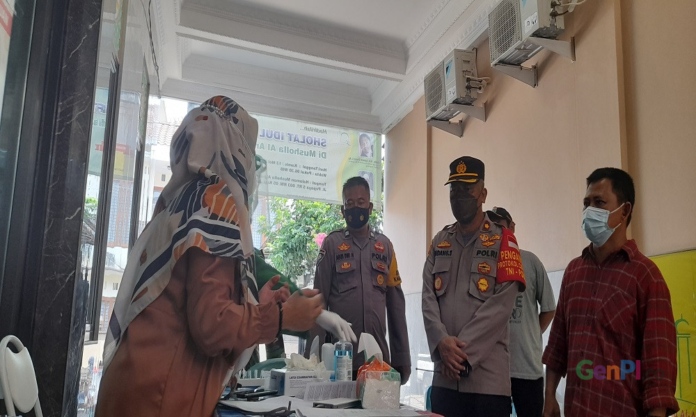 Kapolsek Jagakarsa Kompol Endang Sukmawijaya meninjau pelayanan swab antigen di lingkungan warga. FOTO: Andri Kapolsek Jagakarsa Kompol Endang Sukmawijaya meninjau pelayanan swab antigen di lingkungan warga. FOTO: Andri