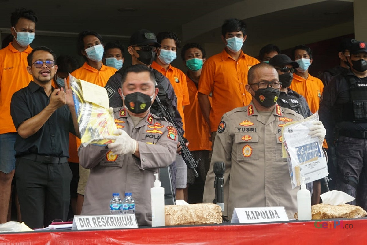 Polisi Bongkar Barang Bukti Pungli, Jumlahnya Bikin Melongo (Foto: GenPI/Sapta Inong) Polisi Bongkar Barang Bukti Pungli, Jumlahnya Bikin Melongo (Foto: GenPI/Sapta Inong)