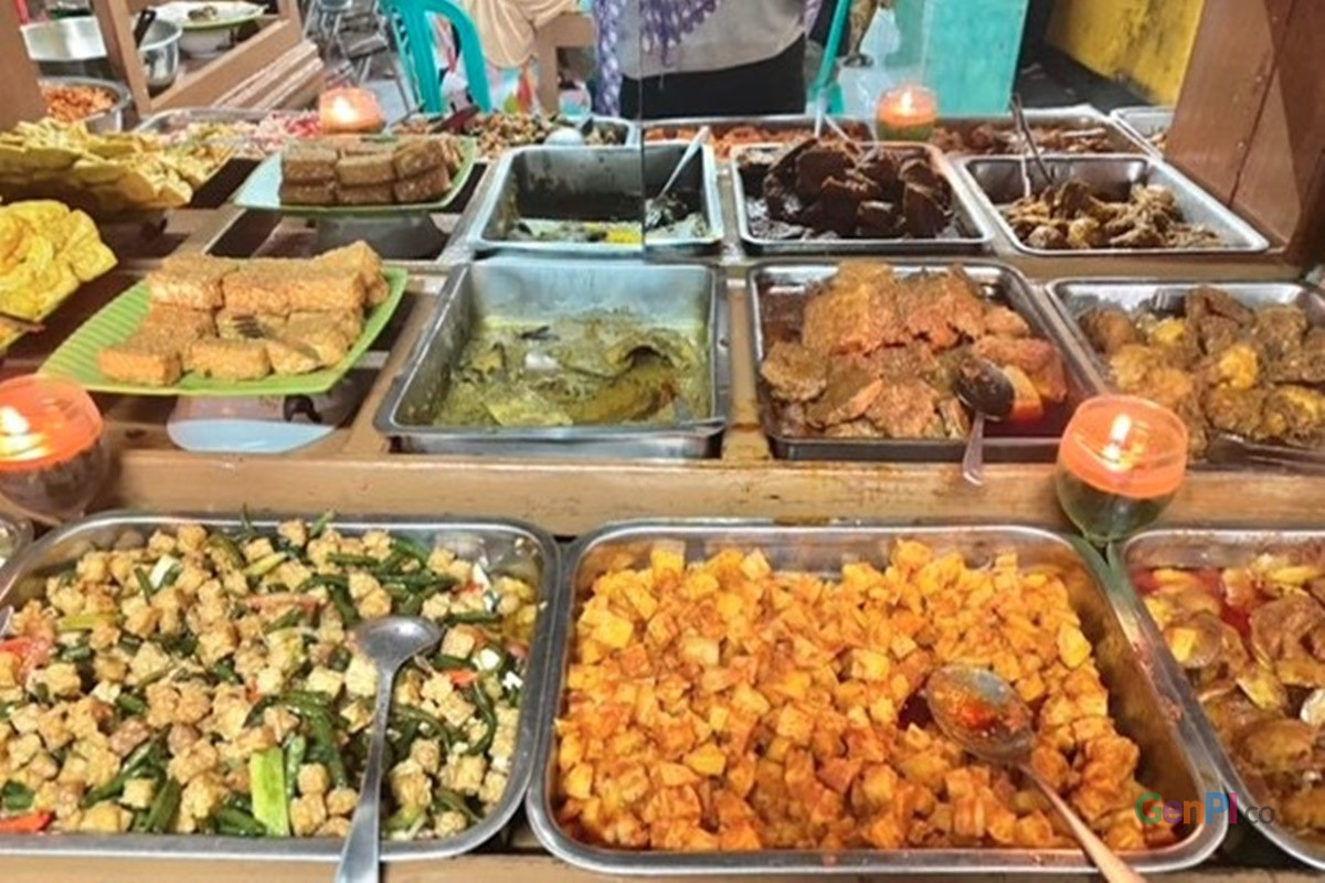 Aneka menu makanan di Rumah Makan Ibu Ugih di Nagreg, Limbangan, Jawa Barat (foto: Annissa Nur Janna/GenPI.co) Aneka menu makanan di Rumah Makan Ibu Ugih di Nagreg, Limbangan, Jawa Barat (foto: Annissa Nur Janna/GenPI.co)