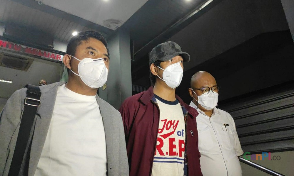 Vokalis D'Masiv Rian Ekky Pradipta datang ke Polda Metro Jaya. FOTO: GenPI.co Vokalis D'Masiv Rian Ekky Pradipta datang ke Polda Metro Jaya. FOTO: GenPI.co