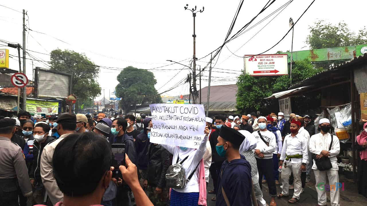 Massa berkumpul jelang voni Rizieq Shihab terkait perkara swab test RS UMMI (Foto: Nje/GenPI.co) Massa berkumpul jelang voni Rizieq Shihab terkait perkara swab test RS UMMI (Foto: Nje/GenPI.co)