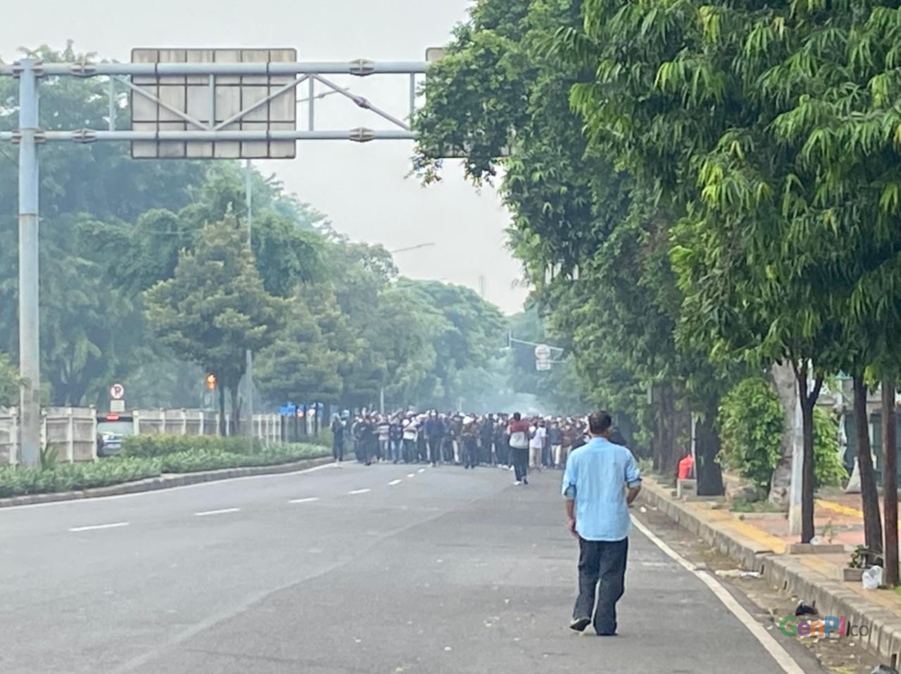 Massa yang yang diduga pendukung Rizieq bergerak di jalan I Gusti Ngurah Rai, Jakarta Timur. (Foto: Nje/GenPI.co) Massa yang yang diduga pendukung Rizieq bergerak di jalan I Gusti Ngurah Rai, Jakarta Timur. (Foto: Nje/GenPI.co)