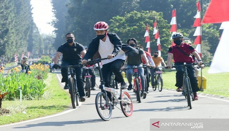 Presiden Joko Widodo ditemani putra bungsunya Kaesang bersepeda di sekitar Istana Kepresidenan Bogor. Foto: Antara Presiden Joko Widodo ditemani putra bungsunya Kaesang bersepeda di sekitar Istana Kepresidenan Bogor. Foto: Antara