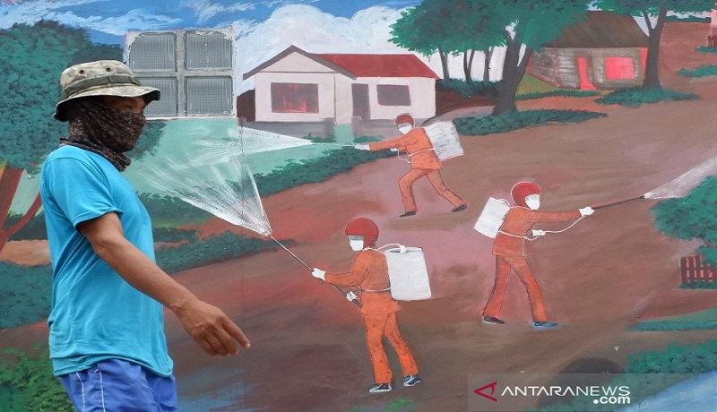 Seorang warga melintas di dekat mural kampanye pencegahan COVID-19 di Depok. Foto: Antara Seorang warga melintas di dekat mural kampanye pencegahan COVID-19 di Depok. Foto: Antara