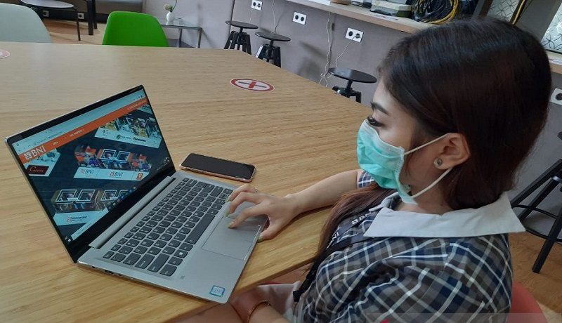 Nasabah BNI mengakses pameran perumahan daring "BNI Griya Expo Online 2020" melalui layar laptop. Foto: Antara Nasabah BNI mengakses pameran perumahan daring "BNI Griya Expo Online 2020" melalui layar laptop. Foto: Antara