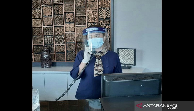 Petugas Hotel Aston Bellevue memberikan pelayanan dengan menerapkan protokol kesehatan yang ketat. Foto: Antara Petugas Hotel Aston Bellevue memberikan pelayanan dengan menerapkan protokol kesehatan yang ketat. Foto: Antara