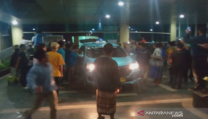 Ratusan warga mendatangi RSUD Kota Mataram membawa paksa jenazah covid-19. Foto: Antara Ratusan warga mendatangi RSUD Kota Mataram membawa paksa jenazah covid-19. Foto: Antara