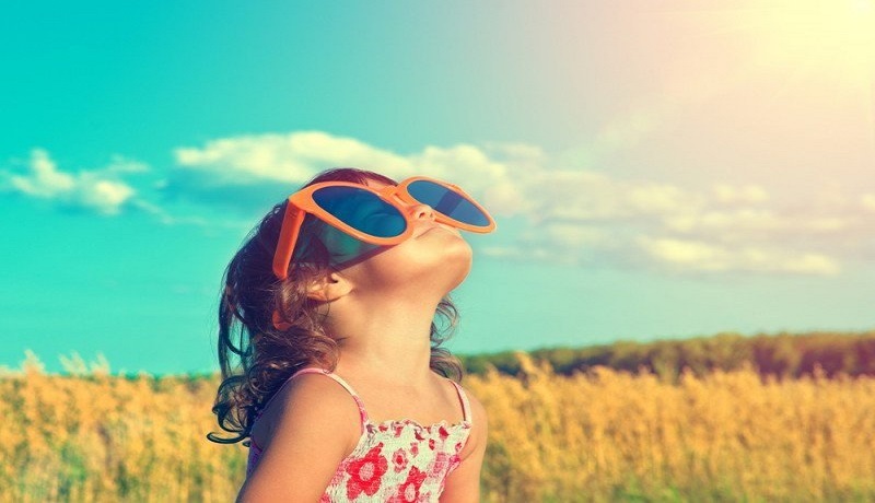Ilustrasi anak berjemur. Foto: Shutterstock Ilustrasi anak berjemur. Foto: Shutterstock