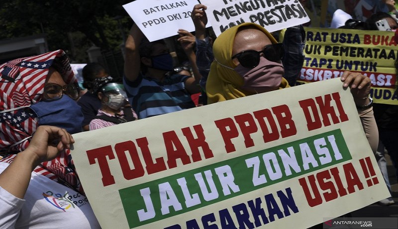 Sejumlah orang tua murid berunjuk rasa di depan kantor Kemendikbud, Jakarta. Foto: Antara Sejumlah orang tua murid berunjuk rasa di depan kantor Kemendikbud, Jakarta. Foto: Antara