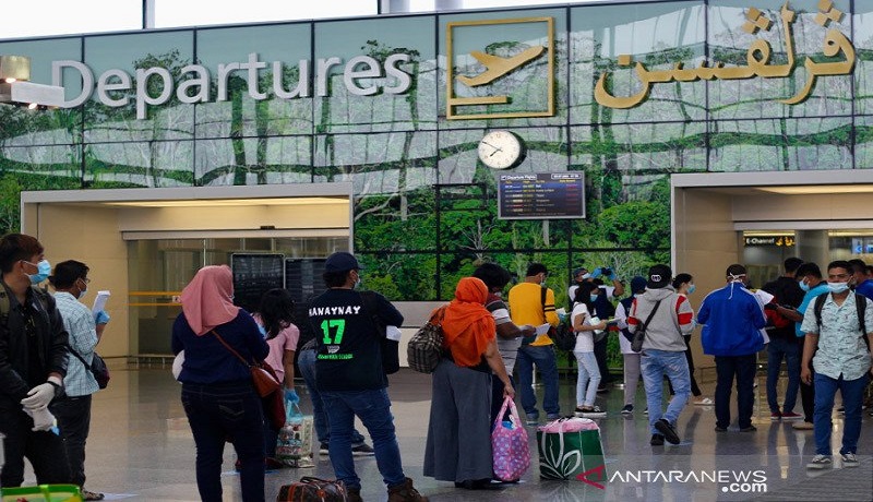 Di tengah pandemi, para pekerja migran WNI di Brunei Darussalam kembali ke Indonesia dengan penerbangan khusus dari Bandar Seri Begawan. Foto: Antara Di tengah pandemi, para pekerja migran WNI di Brunei Darussalam kembali ke Indonesia dengan penerbangan khusus dari Bandar Seri Begawan. Foto: Antara