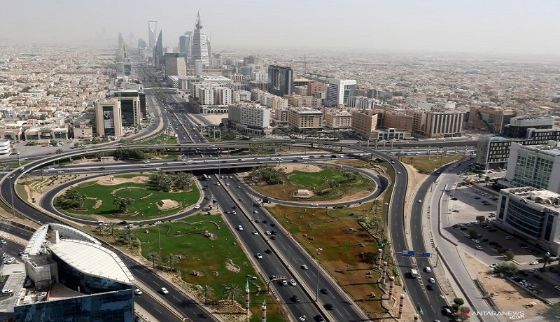 Pemadangan kota Riyadh, setelah pemerintah melonggarkan jam malam. Foto: Antara Pemadangan kota Riyadh, setelah pemerintah melonggarkan jam malam. Foto: Antara