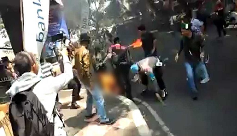 Demo mahasiswa di Cianjur berakhir ricuh. Akibatnya empat polisi terbakar. (ist) Demo mahasiswa di Cianjur berakhir ricuh. Akibatnya empat polisi terbakar. (ist)