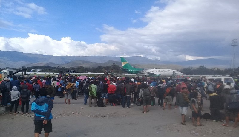 Warga menunggu pesawat Hercules di Bandara Wamena, Kabupaten Jayawijaya, Papua. Foto: Antara Warga menunggu pesawat Hercules di Bandara Wamena, Kabupaten Jayawijaya, Papua. Foto: Antara