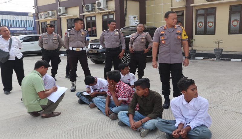 Polres Serang amankan pelajar yang hendak ke Jakarta untuk berdemo. Foto: Antara Polres Serang amankan pelajar yang hendak ke Jakarta untuk berdemo. Foto: Antara