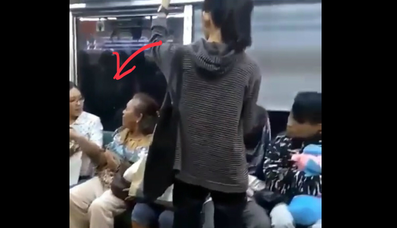 Dua wanita nyaris baku hantam di KRL karena salah kata sapaan (Foto : Instagram @igtaenmentt) Dua wanita nyaris baku hantam di KRL karena salah kata sapaan (Foto : Instagram @igtaenmentt)