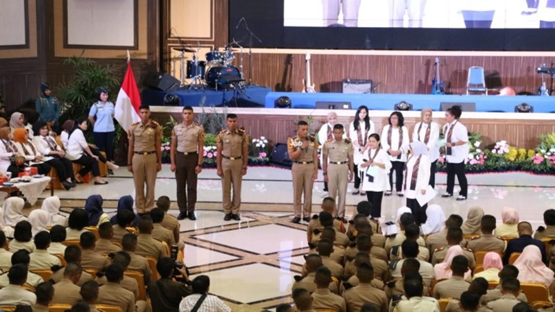 Bu Iriana Jokowi memberikan kuis berhadiah kepada Taruna AAU saat melakukan sosialisasi bahaya narkoba (foto: Setpres) Bu Iriana Jokowi memberikan kuis berhadiah kepada Taruna AAU saat melakukan sosialisasi bahaya narkoba (foto: Setpres)