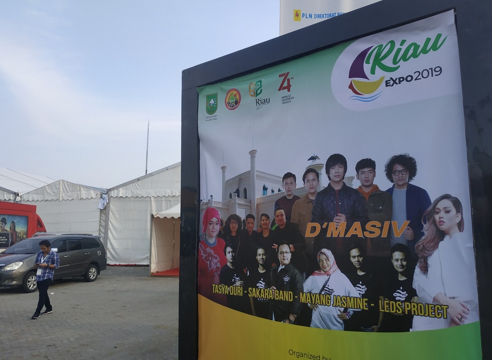 band D'Massive tampak bersama pengisi acara lainnya di gelaran Riau Expo 2019. (Foto: Heru/GenPI.co) band D'Massive tampak bersama pengisi acara lainnya di gelaran Riau Expo 2019. (Foto: Heru/GenPI.co)