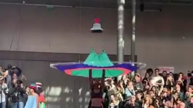Pertunjukan fashion show unik, sang model mengenakan pakaian yang turun dari langit-langit (foto: Twitter British Vogue) Pertunjukan fashion show unik, sang model mengenakan pakaian yang turun dari langit-langit (foto: Twitter British Vogue)