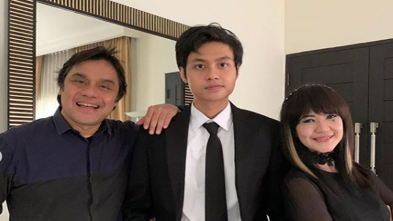 Dwiki Dharmawan, Muhammad Fernanda Dharmawan, dan Ita Purnamasari (foto: SC IG dharmawan_dwiki_official) Dwiki Dharmawan, Muhammad Fernanda Dharmawan, dan Ita Purnamasari (foto: SC IG dharmawan_dwiki_official)
