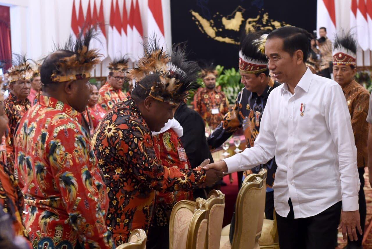 Presiden Jokowi bertemu dengan Tokoh Adat Papua dan menyetujui usulan pemekaran Papua dan Papua Barat (Foto : Setpres) Presiden Jokowi bertemu dengan Tokoh Adat Papua dan menyetujui usulan pemekaran Papua dan Papua Barat (Foto : Setpres)