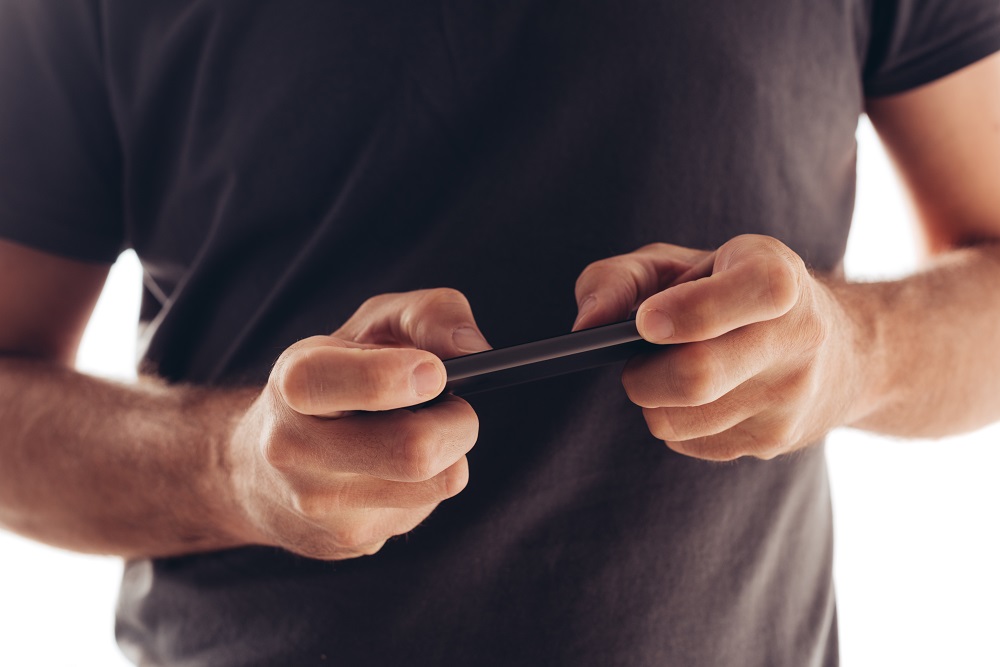 Remaja mengalami gangguan penglihatan akibat terlalu intens bermain bermain gim online (Foto: Elements Envato) Remaja mengalami gangguan penglihatan akibat terlalu intens bermain bermain gim online (Foto: Elements Envato)
