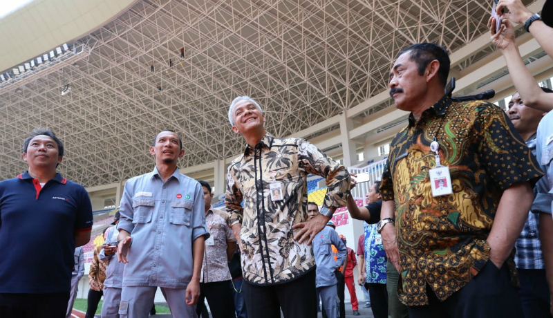 Ganjar Pranowo menengok Stadion Manahan yang bersalin rupa. Markas Persis Solo ini jadi keren banget, bagai mini GBK (Foto : Bayu/GenPI.co) Ganjar Pranowo menengok Stadion Manahan yang bersalin rupa. Markas Persis Solo ini jadi keren banget, bagai mini GBK (Foto : Bayu/GenPI.co)
