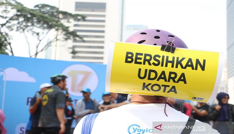 Salah satu pengunjung gunakan himbauan CFD perbaiki kualitas udara Jakarta. Foto: Antara Salah satu pengunjung gunakan himbauan CFD perbaiki kualitas udara Jakarta. Foto: Antara