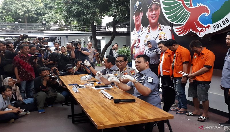 Sutradara Amir Mirza Gumay (baju oranye kiri) dihadirkan dalam gelar perkara penyalaahgunaan narkoba di Polda Metro Jaya, Kamis. (17/10). Foto: Antara Sutradara Amir Mirza Gumay (baju oranye kiri) dihadirkan dalam gelar perkara penyalaahgunaan narkoba di Polda Metro Jaya, Kamis. (17/10). Foto: Antara