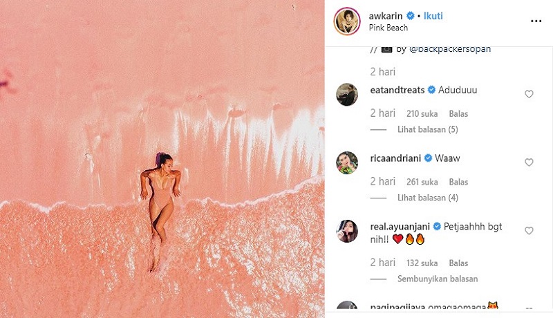 Awkarin saat berada di Pink Beach, Pulau Komodo. Foto: IG@awkarin Awkarin saat berada di Pink Beach, Pulau Komodo. Foto: IG@awkarin