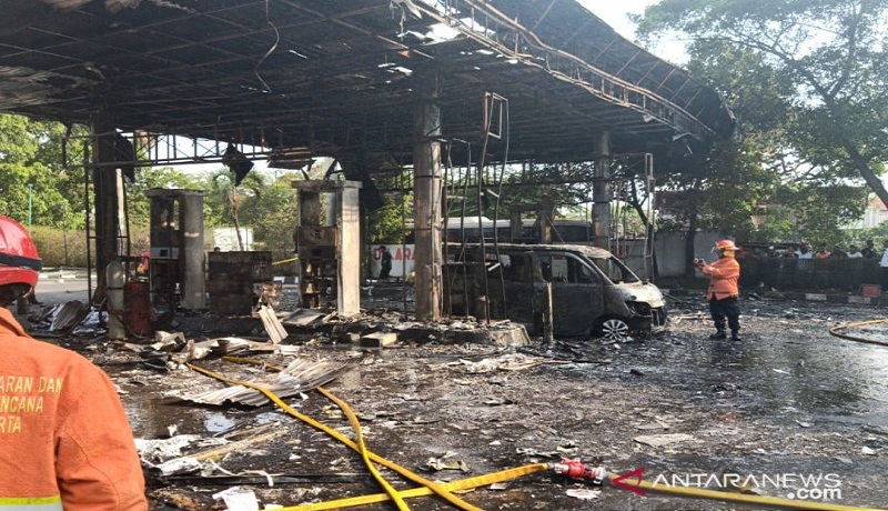 Petugas Stasiun Pengisian Bahan Bakar Umum (SPBU) Setu, Cipayung, mengecek kondisi mobil yang terbakar, Jumat (11/9). Foto: Andi Firdaus/Antara Petugas Stasiun Pengisian Bahan Bakar Umum (SPBU) Setu, Cipayung, mengecek kondisi mobil yang terbakar, Jumat (11/9). Foto: Andi Firdaus/Antara