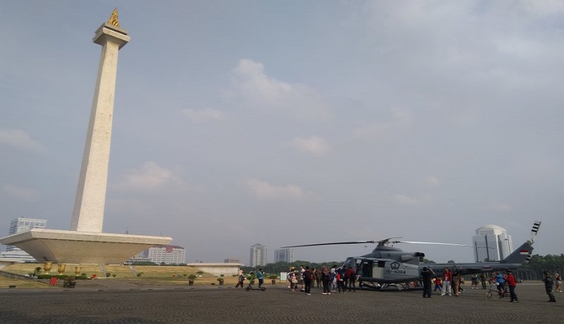 Helikopter milik TNI AL mendarat di depan Monumen Nasional (Monas), Sabtu (19/10). Foto: Laily Rahmawaty/Antara Helikopter milik TNI AL mendarat di depan Monumen Nasional (Monas), Sabtu (19/10). Foto: Laily Rahmawaty/Antara