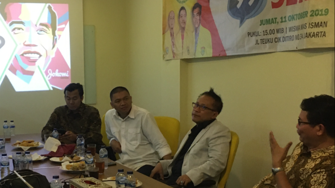 Jurnalis senior Auri Jaya (tengah) dalam diskusi bertajuk Meneropong Kabinet Kerja jilid dua Jokowi-Ma’ruf, Jumat (11/10) di Jakarta. (Foto: Winento/GenPI.co)) Jurnalis senior Auri Jaya (tengah) dalam diskusi bertajuk Meneropong Kabinet Kerja jilid dua Jokowi-Ma’ruf, Jumat (11/10) di Jakarta. (Foto: Winento/GenPI.co))